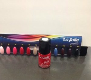 Colore deciso, superficie levigata, brillantezza estrema. Lo smalto effetto gel assicura un risultato super glossy per mani